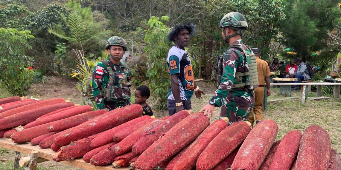 Satgas Yonif 521/DY Turut Hadir Acara Pameran Buah Merah di Distrik Kelila